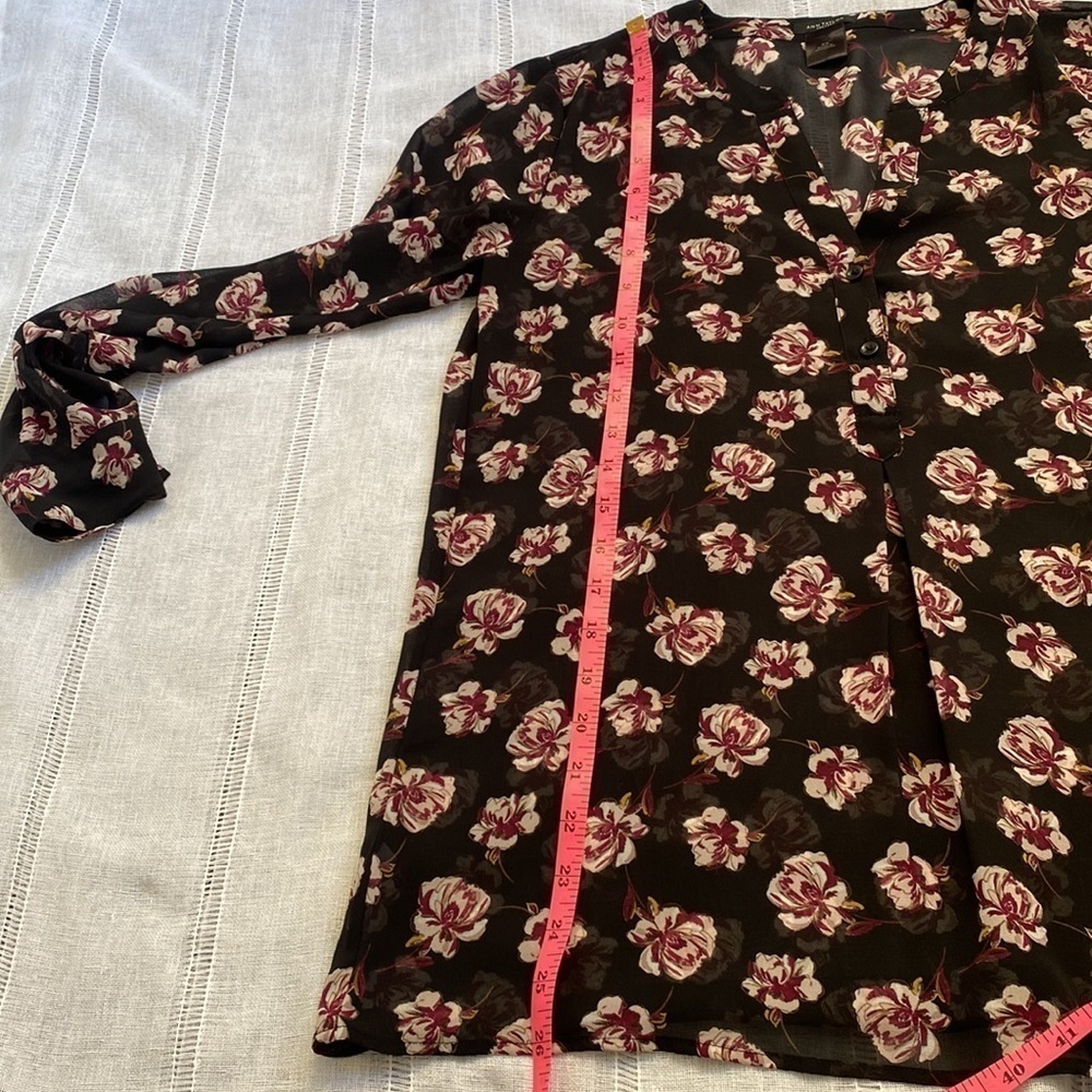 Ann Taylor Factory floral blouse with button and pleated front. - Picture 10 of 15